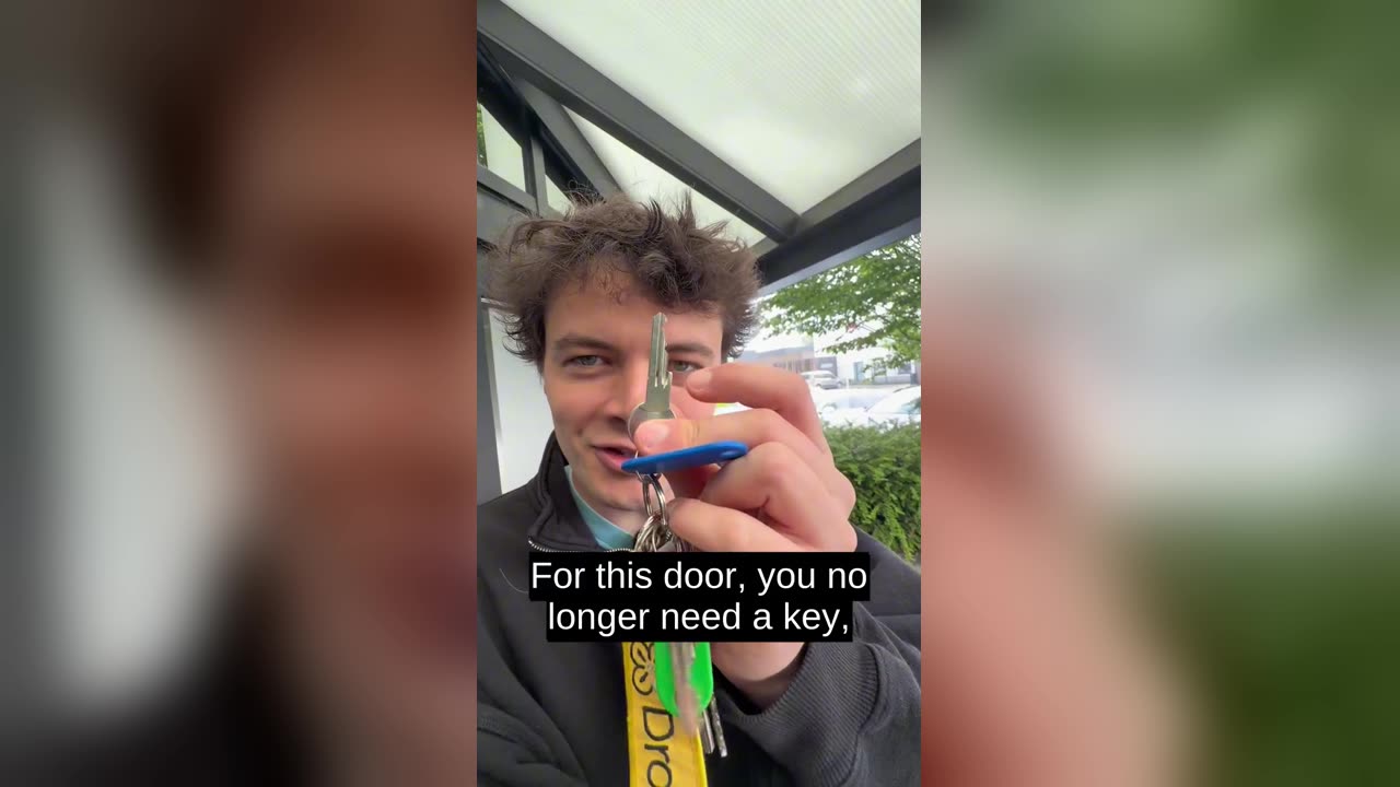 No key needed: Mr Krul tries Palmki - Mr Krul opens a door with a palm scan, gets enrolled remotely over the phone and shows the second way to register: the Palmki kiosk.